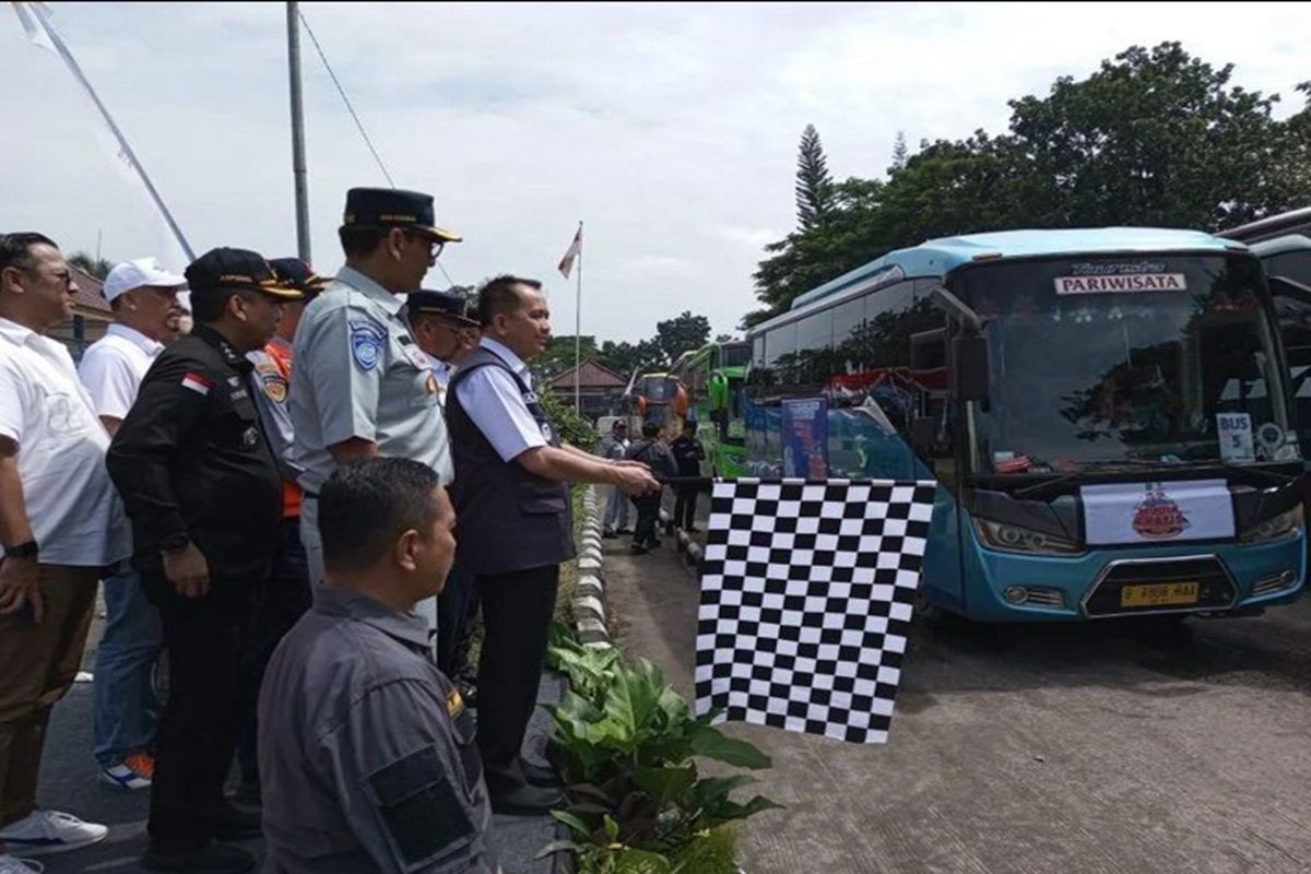 Pj Gubernur Sumsel lepas ratusan peserta mudik gratis di Terminal Alang-Alang Lebar