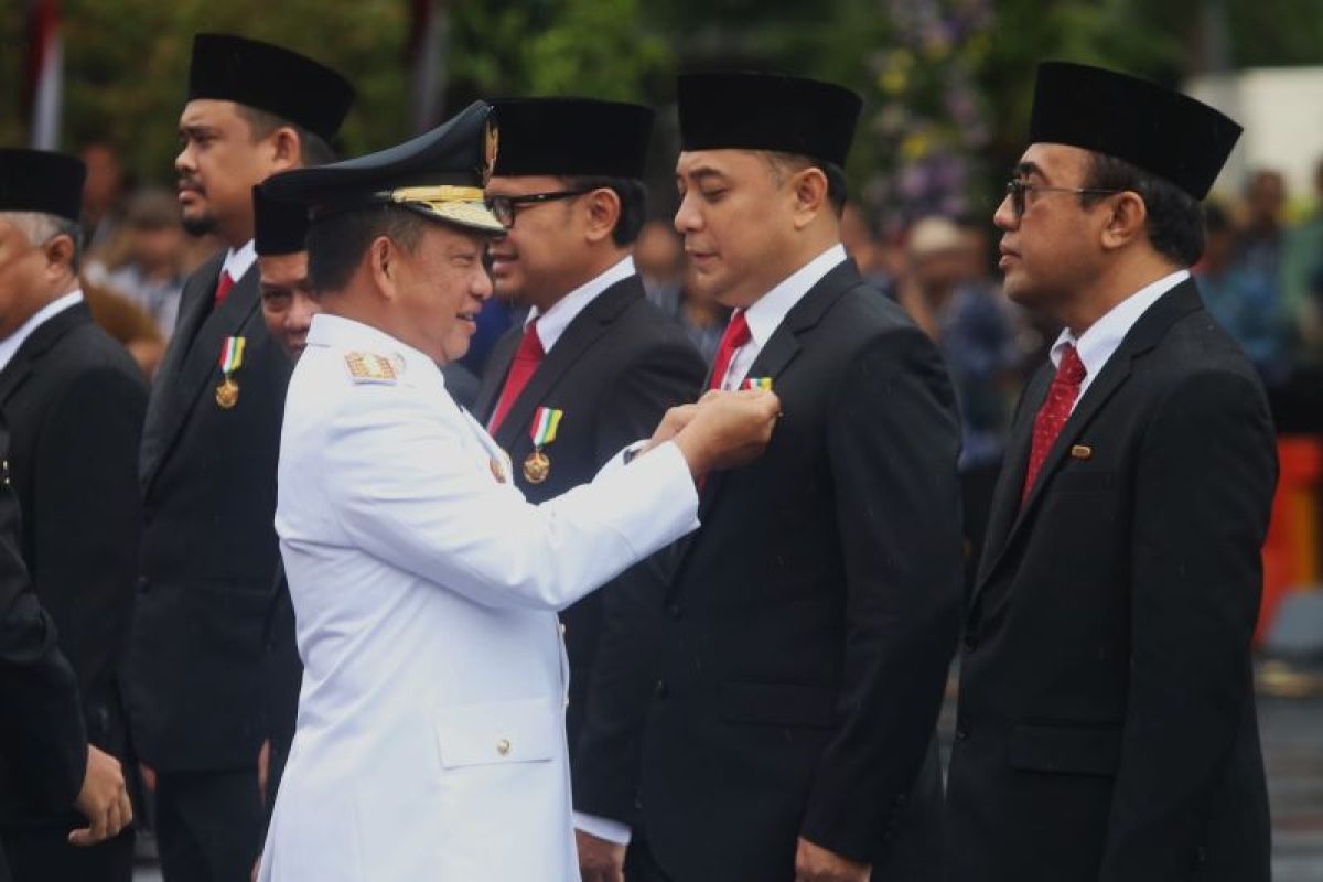 Eri Cahyadi Wali Kota Surabaya pertama terima tanda kehormatan dari Presiden