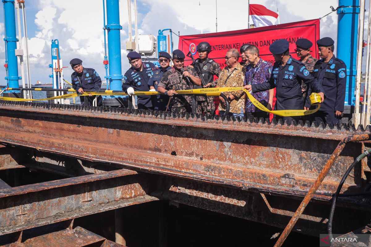 KKP segel sementara operasi kapal pengeruk pasir laut di Lamongan