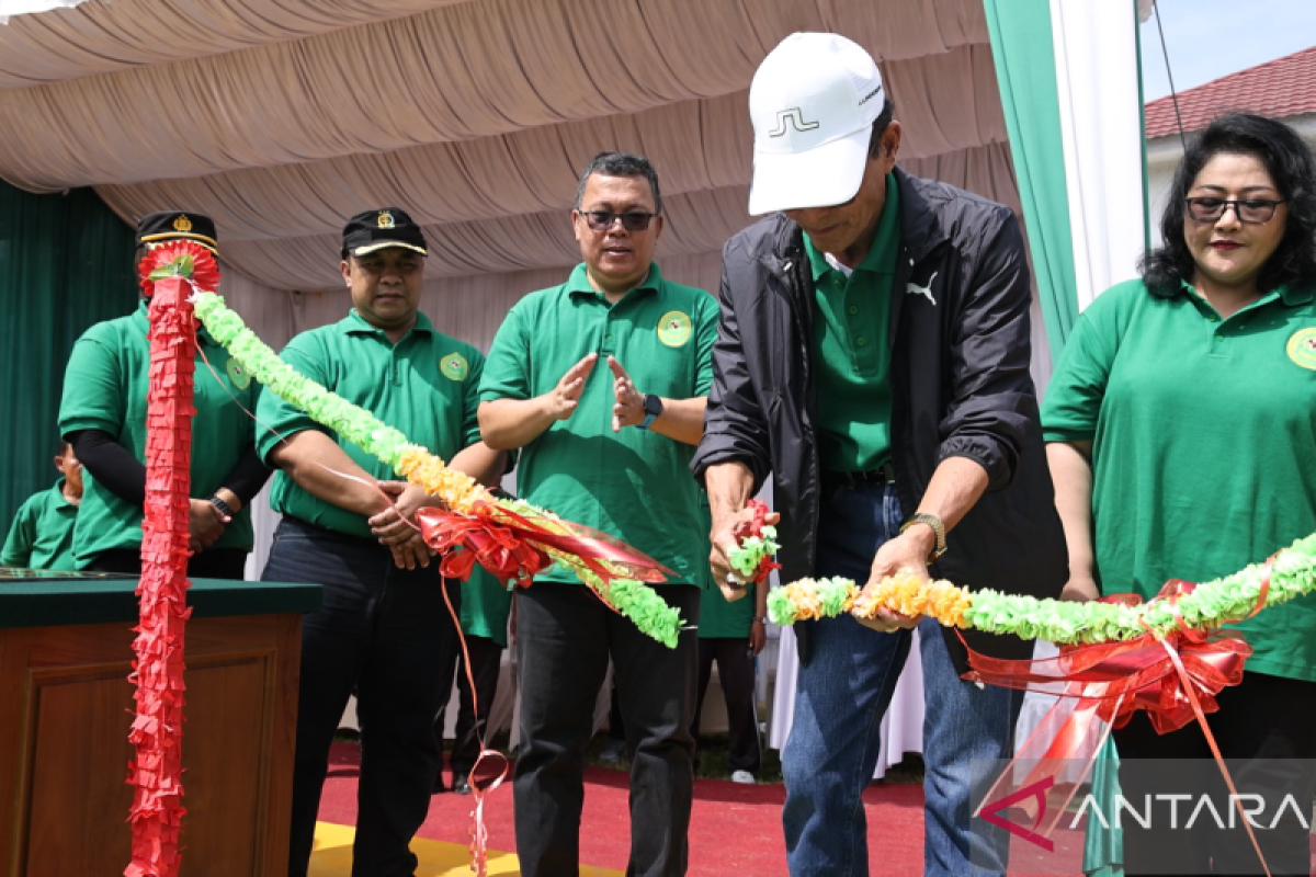 Kepala Pengadilan Tinggi Padang resmikan lapangan badminton Pengadilan Negeri Batusangkar