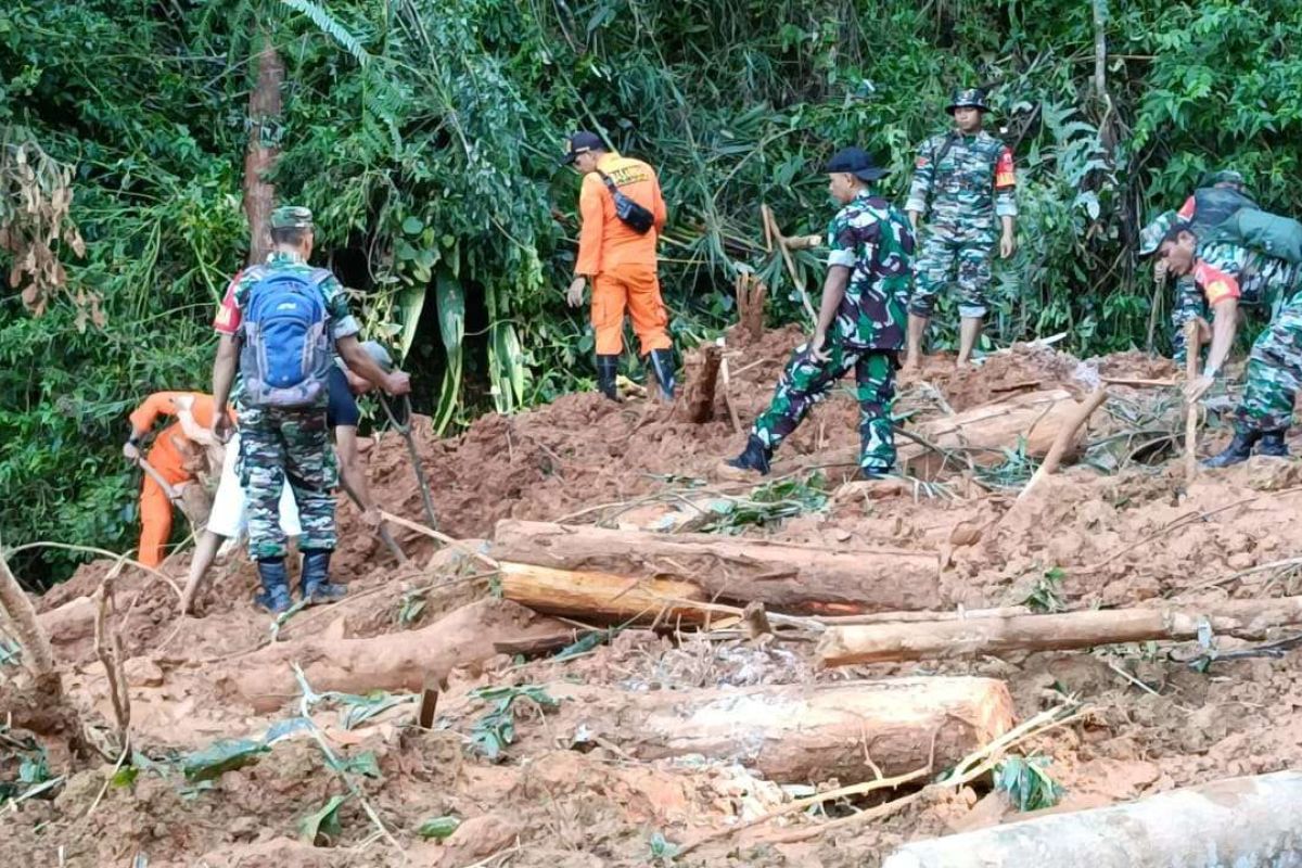 Tim SAR kerahkan ekskavator cari korban longsor di Toraja Utara