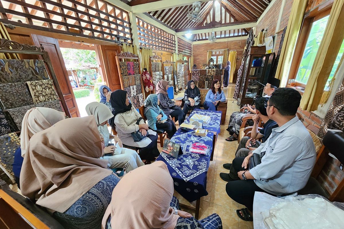Tingkatkan kualitas batik di daerah, PetroChina berangkatkan perajin batik dan songket Tanjabbar ke Yogyakarta