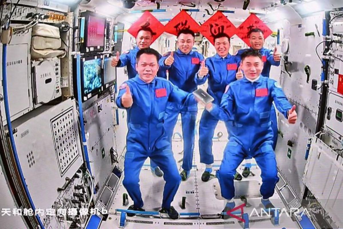 Astronaut Shenzhou-18 masuki stasiun luar angkasa China