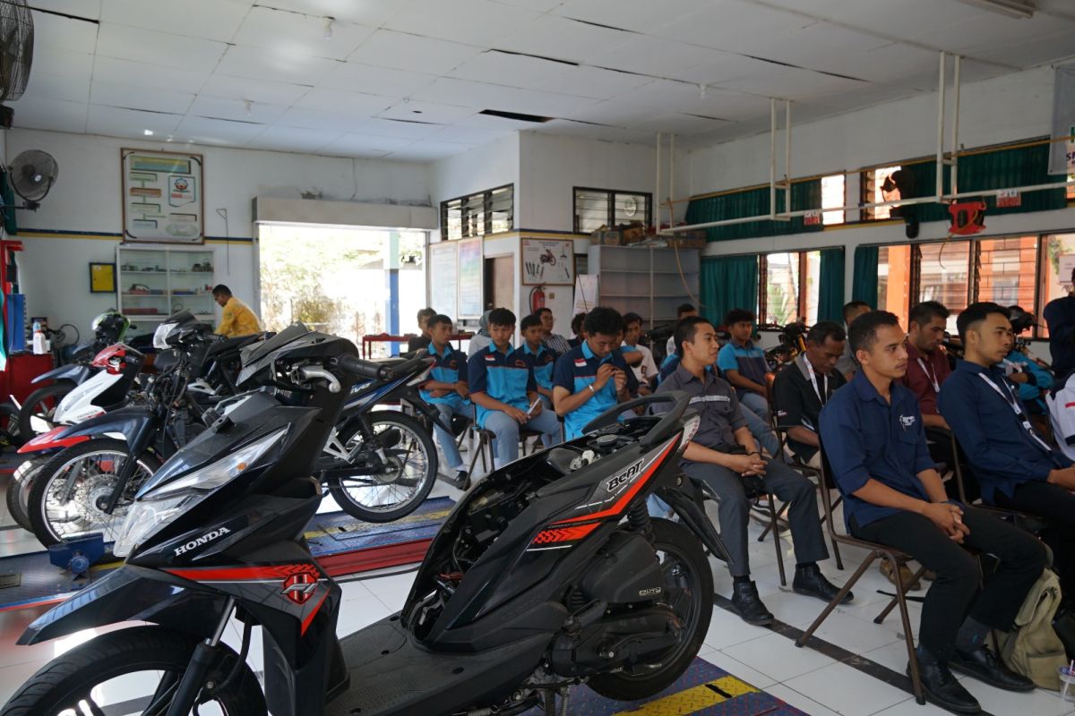 SMKN 3 Mataram binaan PLN UIP Nusra kantongi sertifikat bengkel konversi motor listrik pertama di Indonesia timur