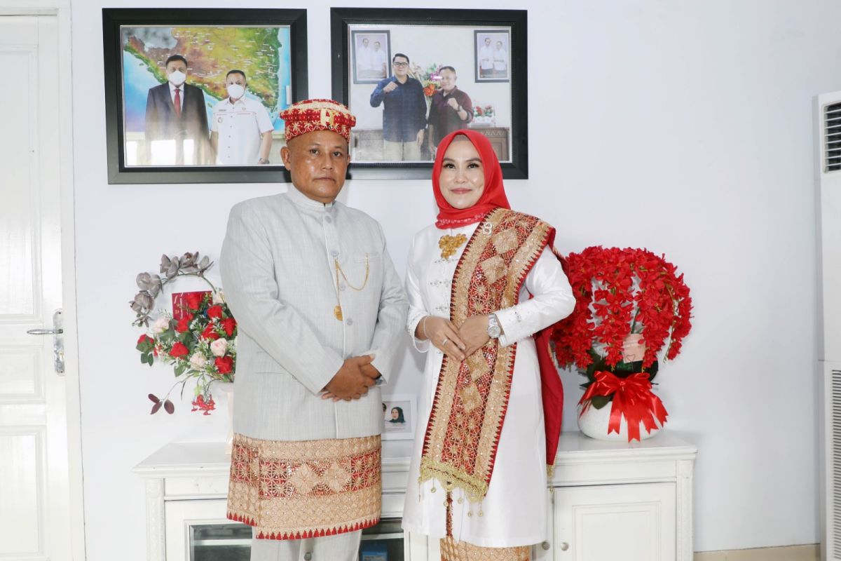 Bupati dan Ketua TP PKK Lampung Selatan terima Satyalancana Wira Karya mewakili Sumatera