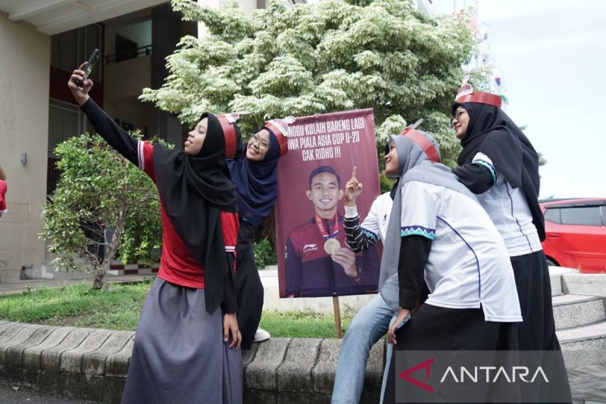 Mahasiswa UM Surabaya pasang foto Rizky Ridho di sudut-sudut kampus