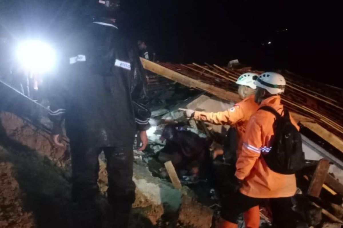 Tiga warga tertimbun longsor di Banjarwangi