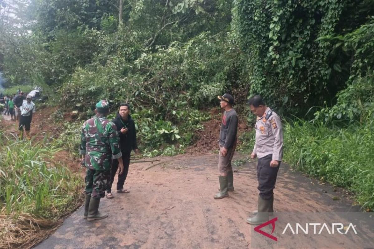 BPBD sebut akses jalan Pulau Beringin OKU Selatan putus akibat longsor