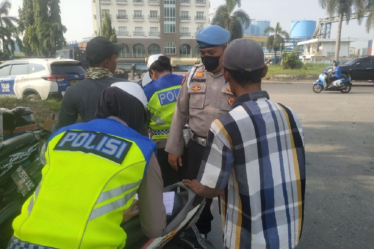Polres Belawan tilang pengedara sepeda motor tanpa surat