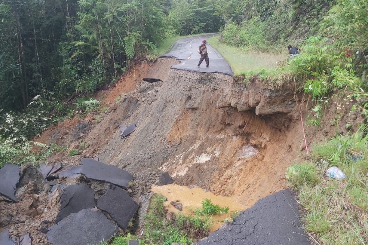 Pemprov Papua Tengah atasi putusnya jalan trans di Paniai
