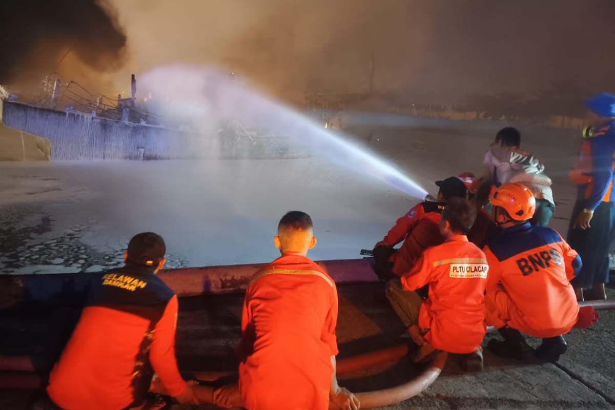 Petugas gabungan berjibaku padamkan kebakaran kapal di PPS Cilacap