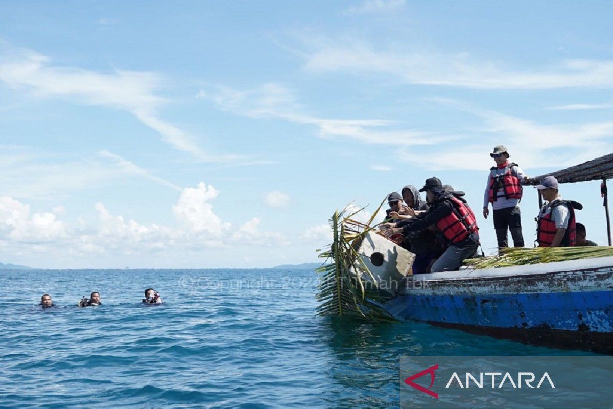PT Timah menenggelamkan 60 rumah ikan di Laut Air Antu Bangka