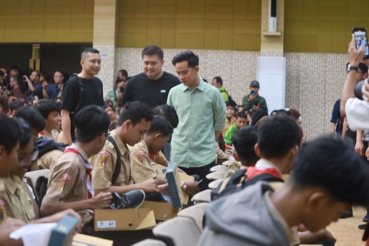 Gibran gandeng sepatu lokal bantu siswa kurang mampu