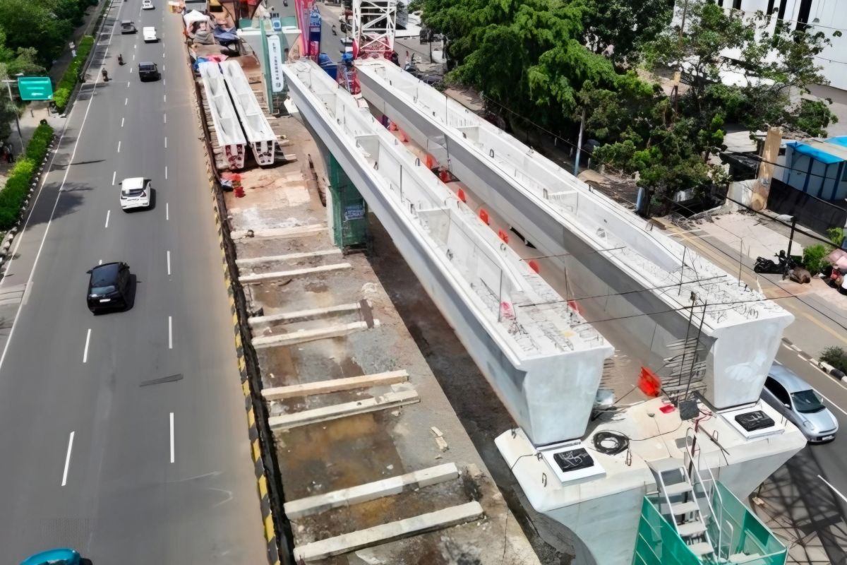 Pembangunan LRT Jakarta Fase 1B capai tahap pengangkatan balok grider