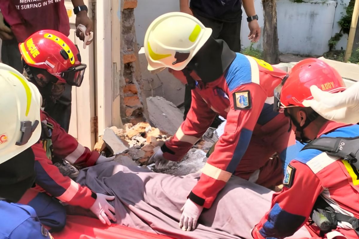 Petugas Gulkarmat evakuasi korban bangunan roboh di Jakarta Timur