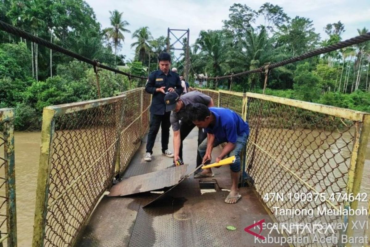 Pemkab Aceh Barat kerahkan tim tangani kerusakan jembatan gantung