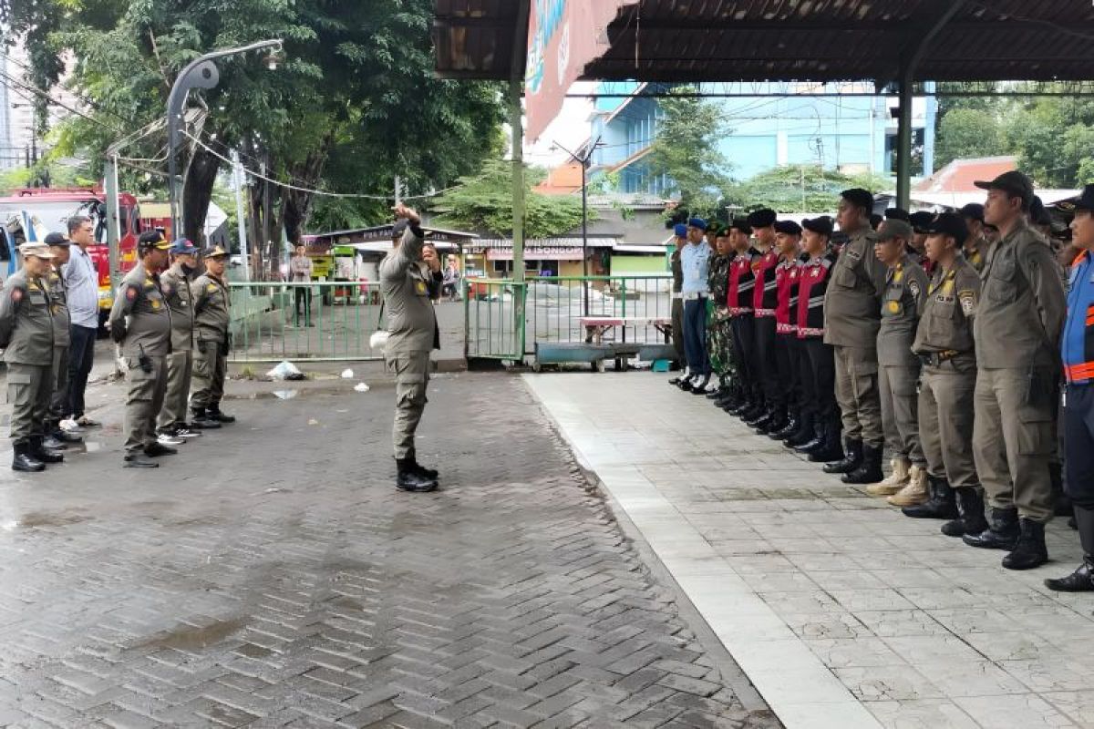 Lalu lintas terhambat, Satpol PP Surabaya tertibkan PKL Kertomenanggal