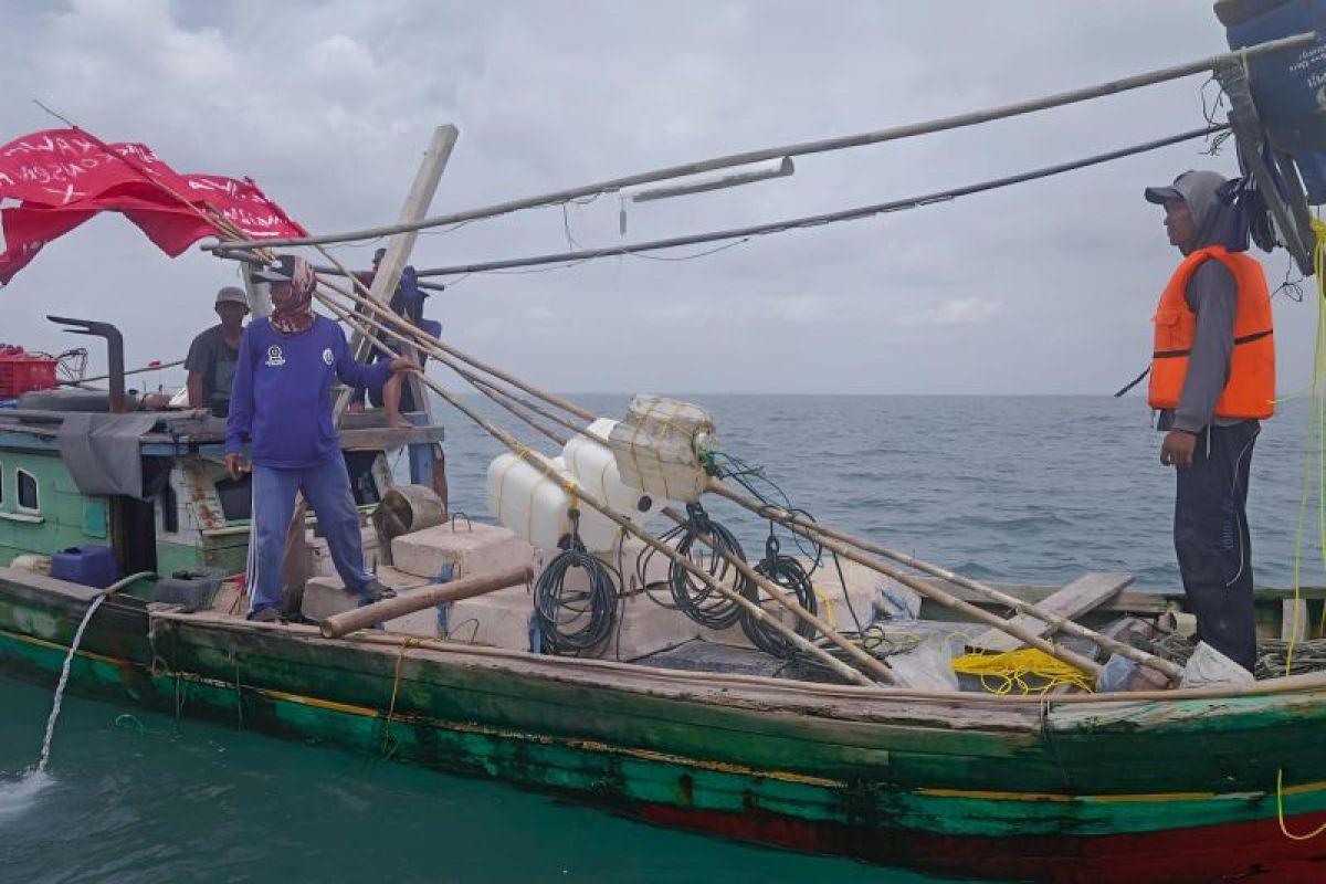 Agar hasil tangkapan ikan meningkat, PHE OSES bersama nelayan pasang rumpon di perairan Lampung Timur