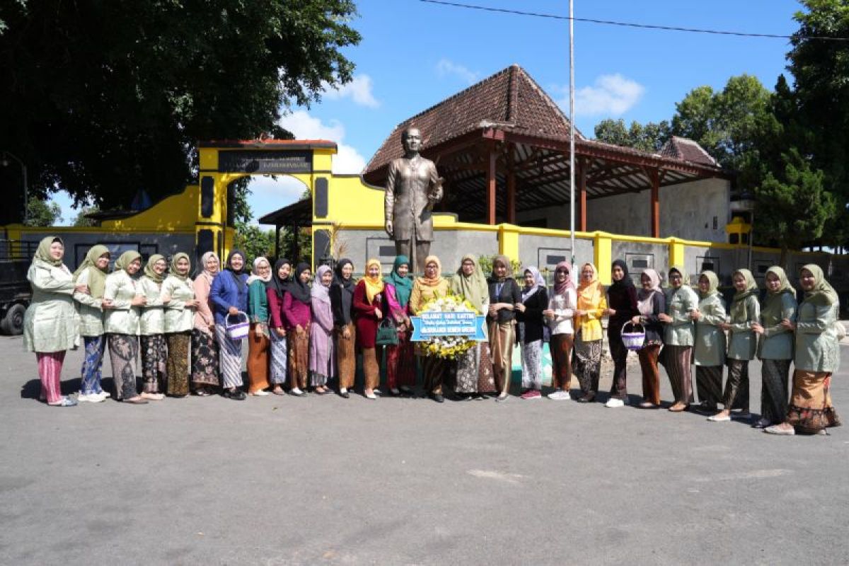 Srikandi Semen Gresik ziarah ke makam RA Kartini di Rembang
