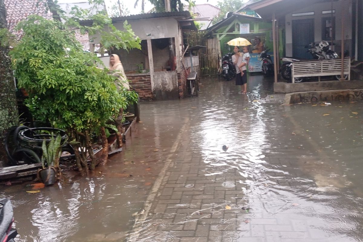 Hujan lebat, ratusan rumah di Lebak terendam banjir