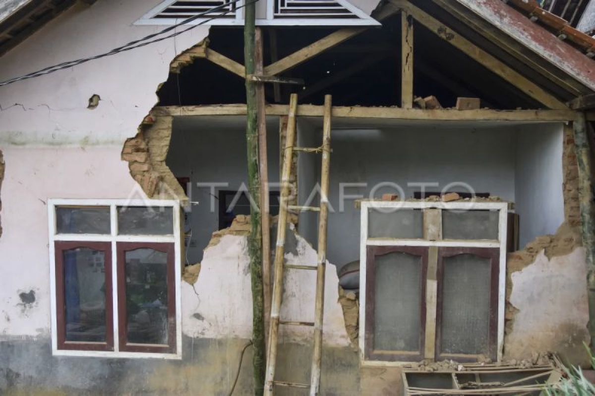 BNPB melaporkan 110 rumah rusak dan 75 KK terdampak akibat gempa Garut