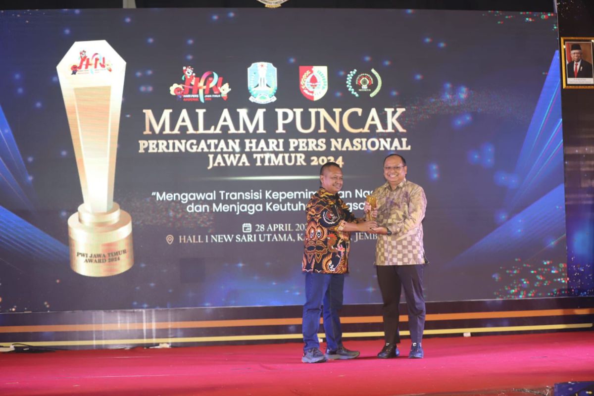 Pegiat lingkungan Edi Priyanto terima Anugerah PWI Jatim Award