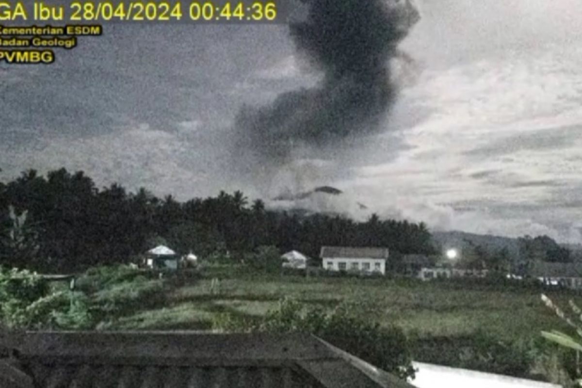 North Maluku's Mount Ibu erupts, BPBD distributes masks to locals