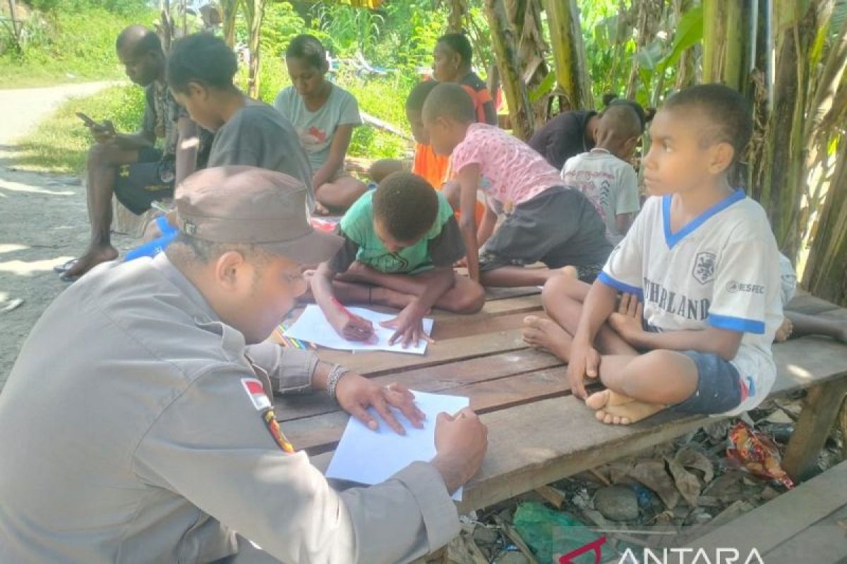 Polres Jayapura ajarkan baca tulis 36 anak Papua di Sentani