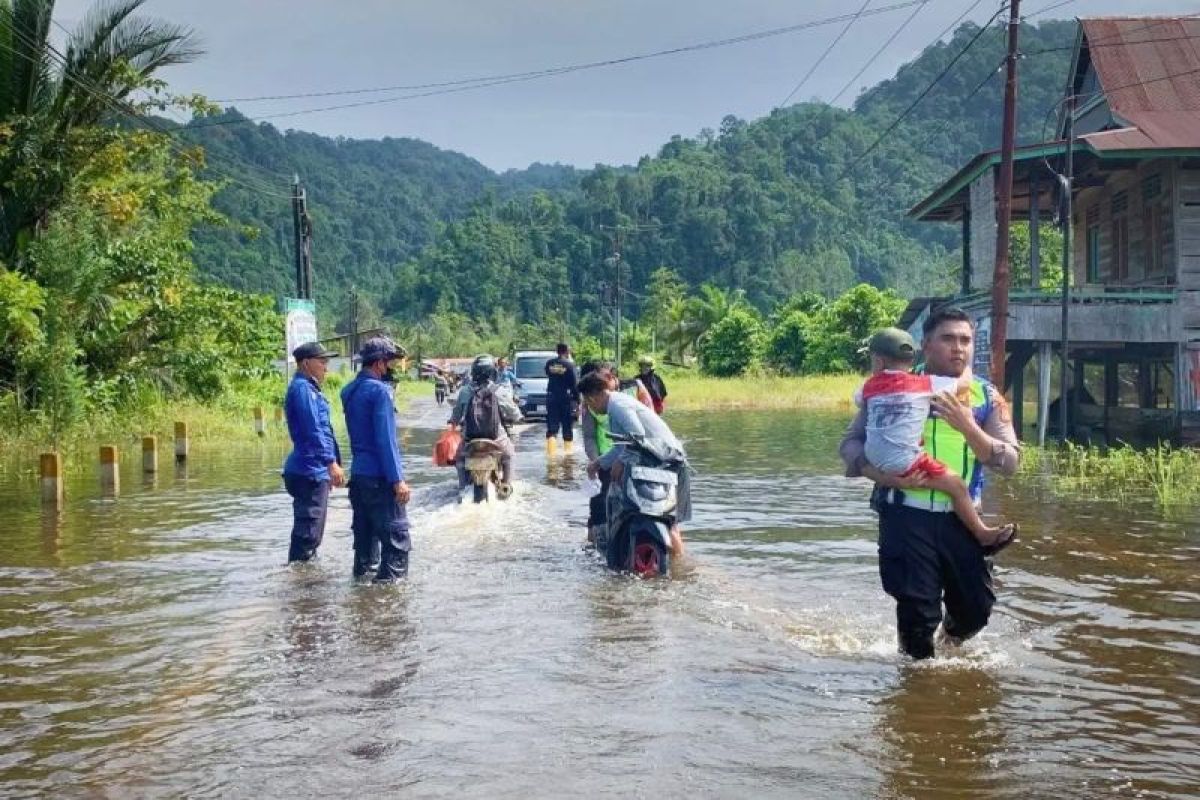 Polres Morut bantu warga melintasi Jalan Trans Sulawesi