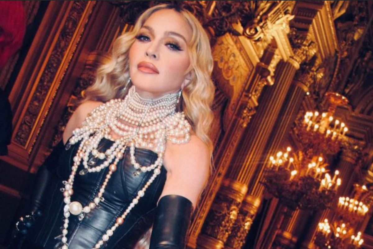 Salma Hayek bantu Madonna di acara penutup "Celebration Tour"