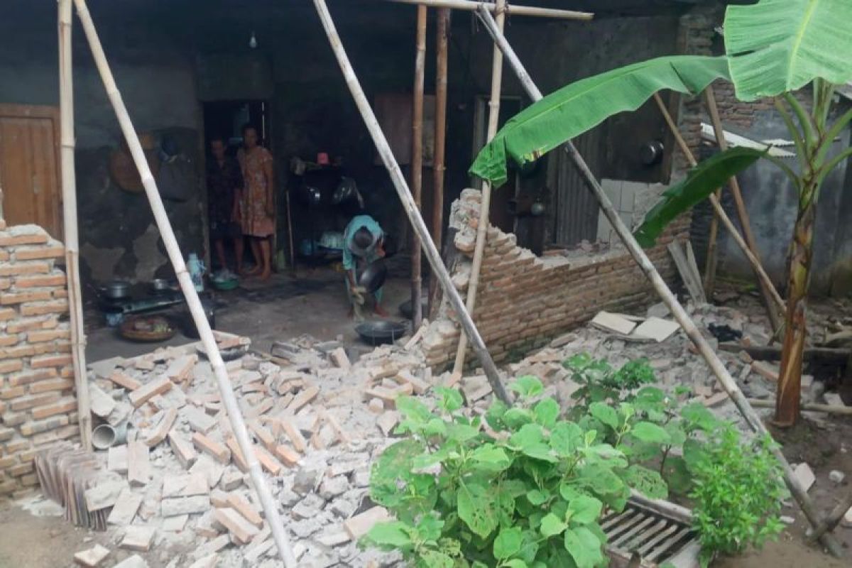 Gempa Garut sebabkan rumah di Pangandaran rusak