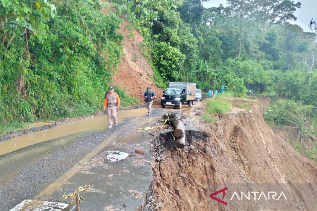 Pemkab Lebong harapkan Pemprov Bengkulu segera tangani jalan longsor