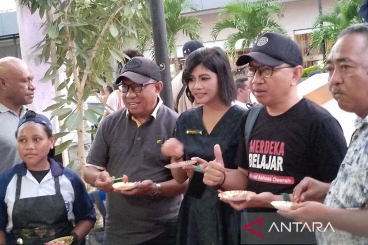 Siswa SMK YPK Pariwisata Biak sajikan makan salad tuna gratis