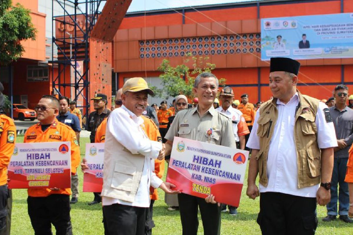 Perkuat penanggulangan bencana, Pemprov Sumut serahkan bantuan Rp1,8 miliar untuk daerah