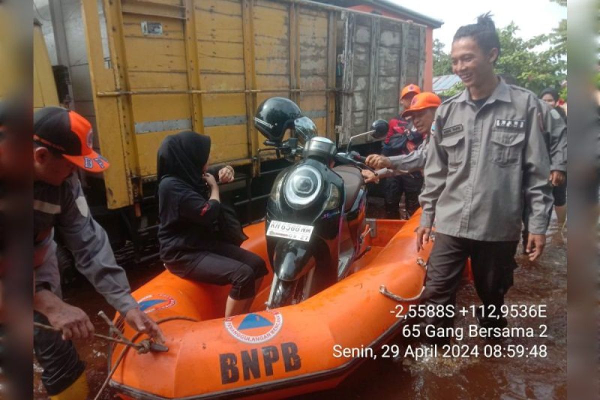 BPBD bantu evakuasi warga hingga kendaraan terdampak banjir di Sampit