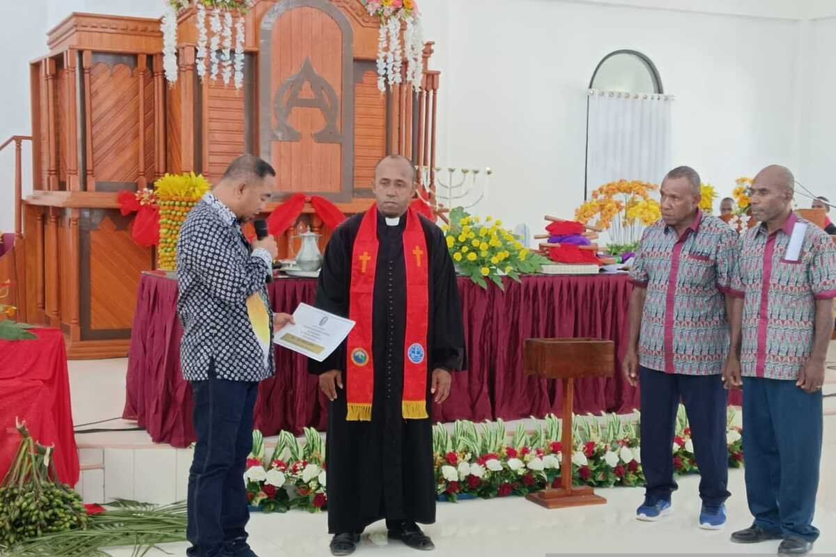 Penjabat Bupati Jayapura ajak warga gereja jaga keharmonisan beragama
