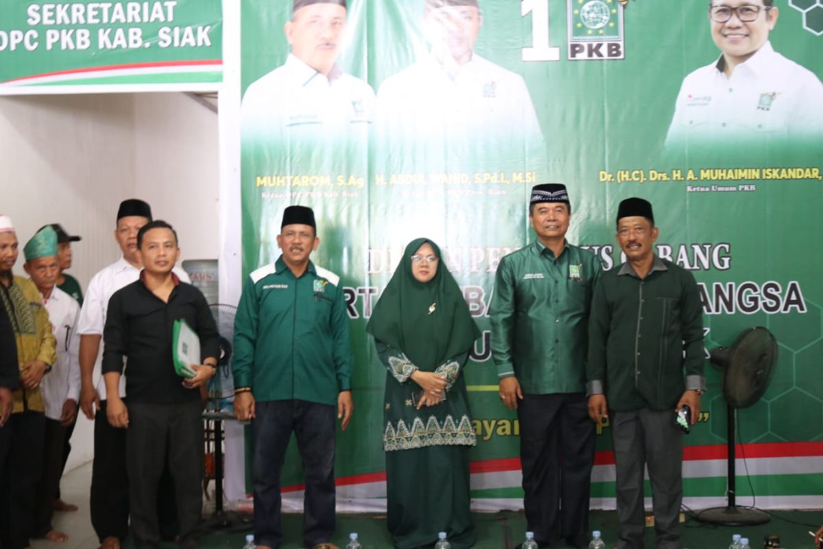 Diiringi ulama dan massa, Afni Zulkifli daftar ke PKB Siak