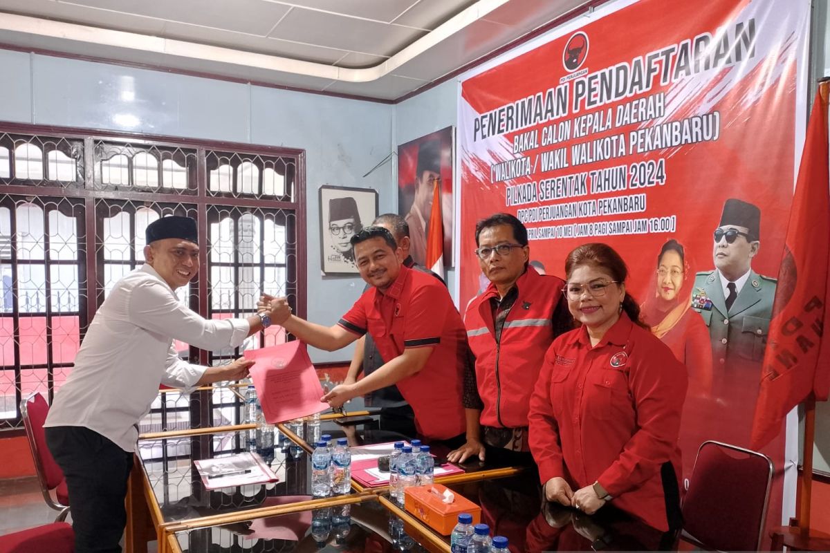 Sambangi PDIP, Kharisman daftar Bacalon Wali Kota Pekanbaru bareng komunitas vespa