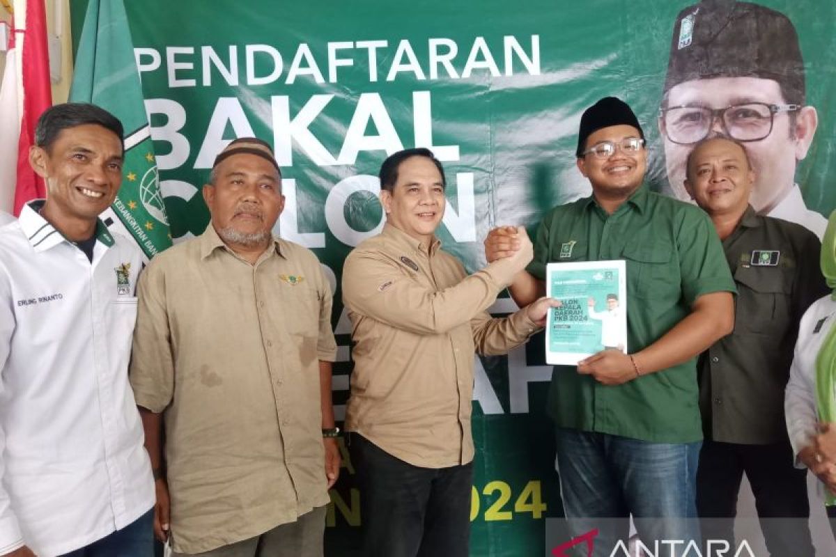 Azwardy Azhar ambil formulir pendaftaran Cakada Belitung 2024 di PKB dan Gerindra