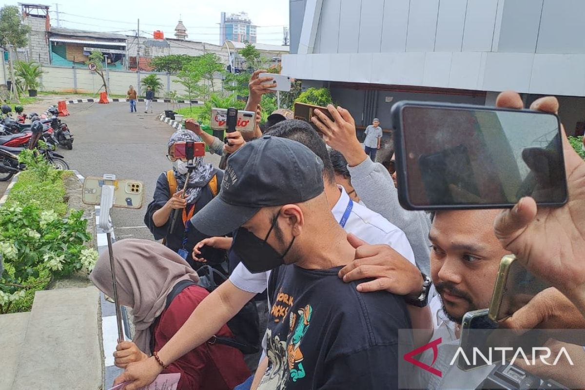 Artis Rio Reifan jalani pemeriksaan kesehatan di Polres Jakarta Barat