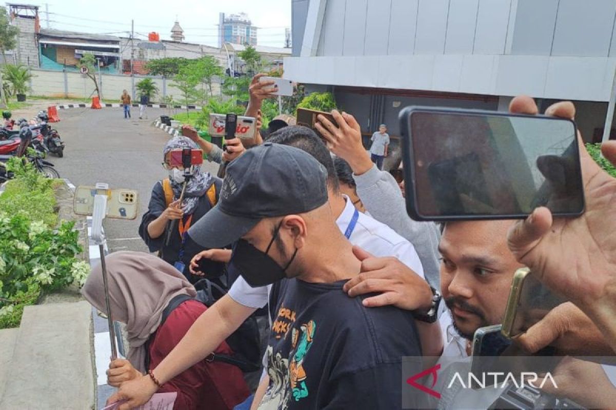 Artis Rio Reifan jalani pemeriksaan kesehatan di Polres Jakbar