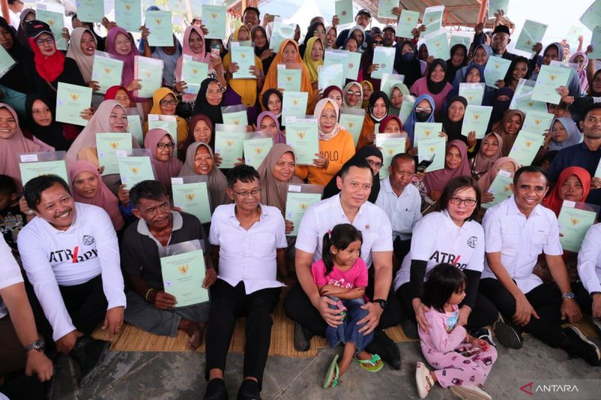 Menteri ATR/BPN serahkan 655 sertipikat kepada warga terdampak bencana Palu