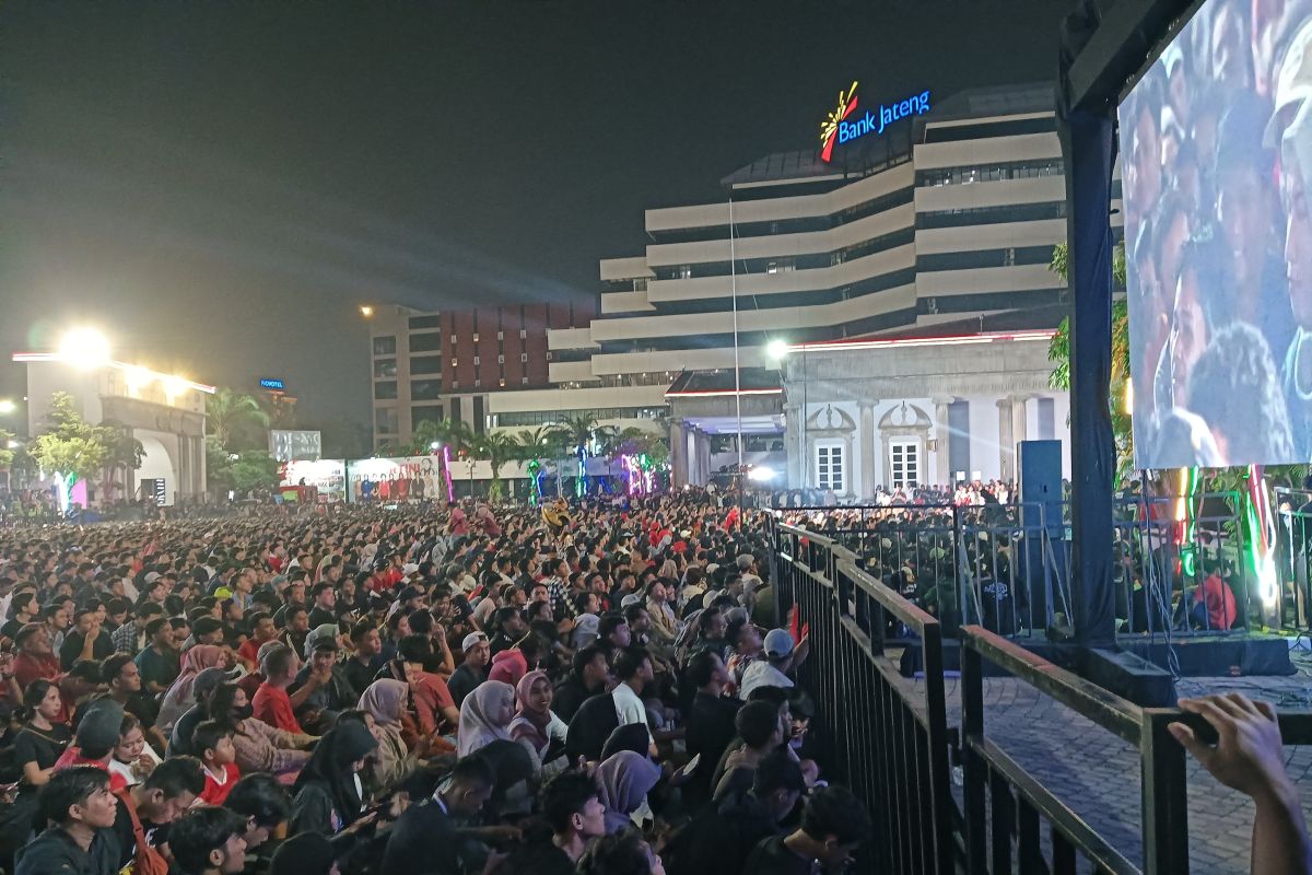 Balai Kota Semarang dipadati ribuan orang untuk nobar Garuda Muda