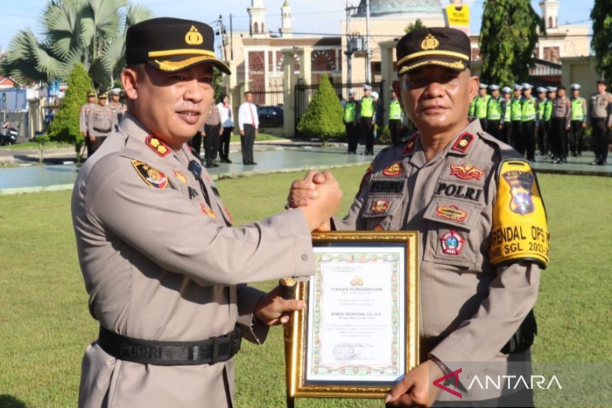 Kapolres Pasbar berikan penghargaan ke personel, Kabag Ops: Baik menjadi orang penting, tapi lebih penting menjadi orang baik