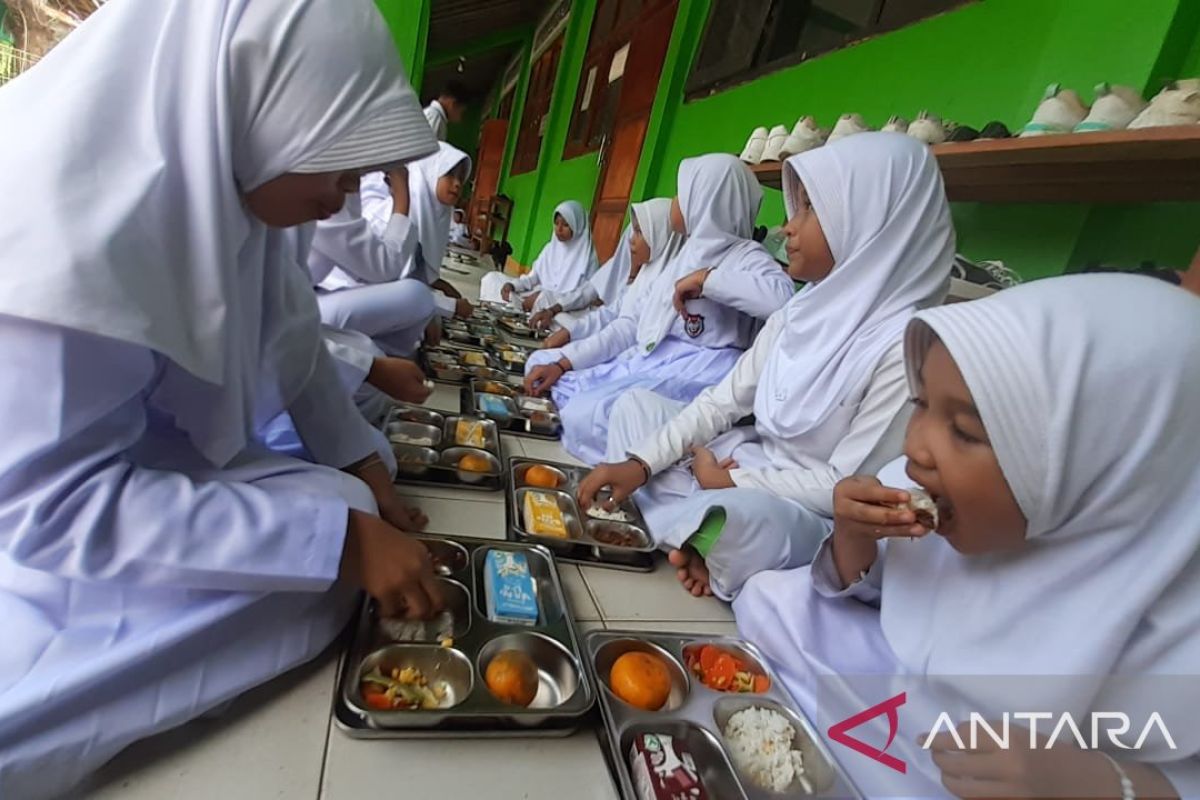 Seratusan pelajar MI di Bantargadung Sukabumi dapat program makan siang gratis