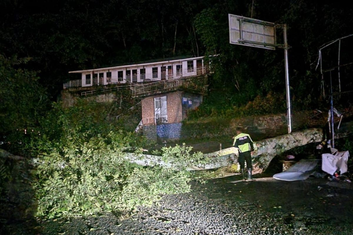 Jalan lintas Danau Toba sempat terganggu dua jam, ini penyebabnya