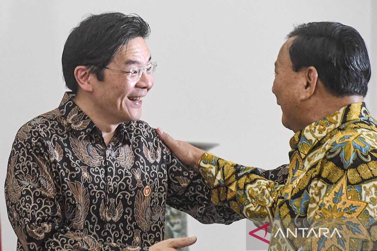Widodo introduces Prabowo to Singapore leaders