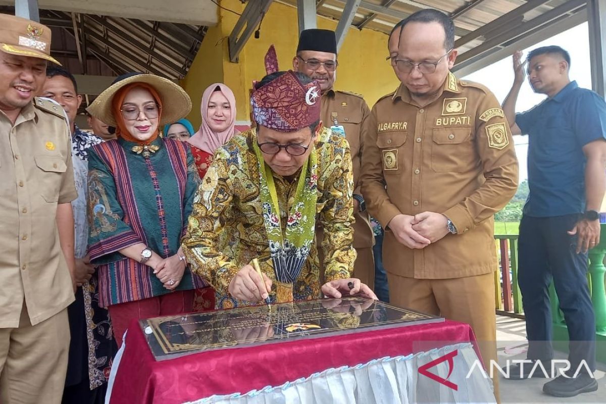 Mendes PDTT resmikan Wisata Sawah Desa Namang