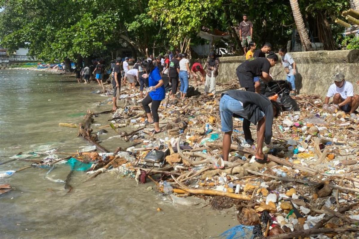 Komunitas The Mulung kumpulkan sampah 860 kilogram di Pantai Latuhalat Ambon
