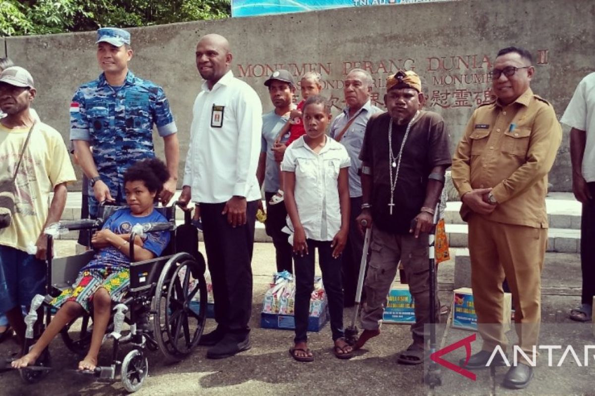 Kemensos RI salurkan paket bantuan kursi roda-tongkat disabilitas di Biak